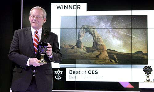 LG전자는 'LG 시그니처 올레드 TV'가 9일(현지시간) CES의 공식 어워드 파트너인 엔가젯(Engadget)으로부터 TV 부문 '최고 제품상'을 수상했다고 밝혔다. LG전자 미국법인 홍보담당 존 테일러(John Tayor) 부사장이 상패를 들고 포즈를 취하고 있다